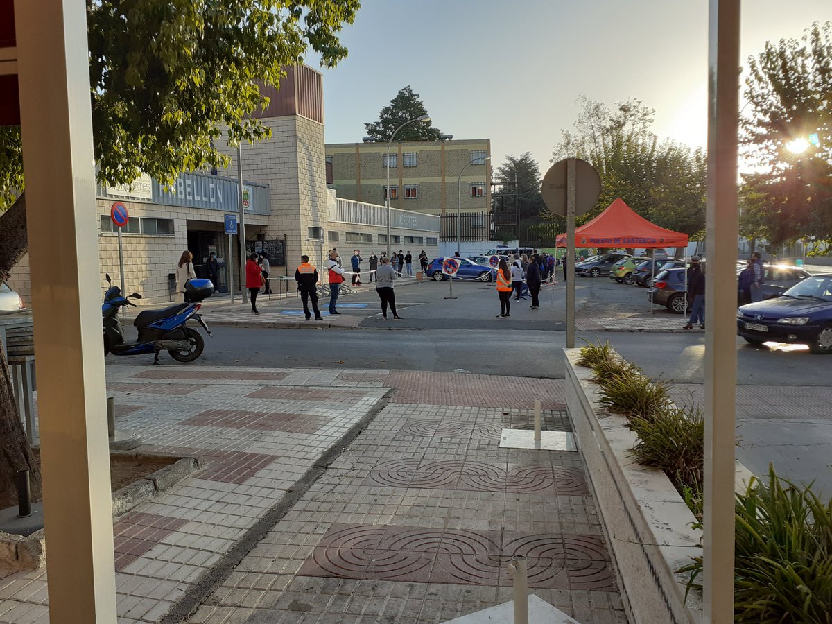 pcivil_cabra's tweet photo. Logística y coordinación en accesos de usuarios en cribado masivo con test de antígenos en Cabra. https://t.co/THl31xa2c2
