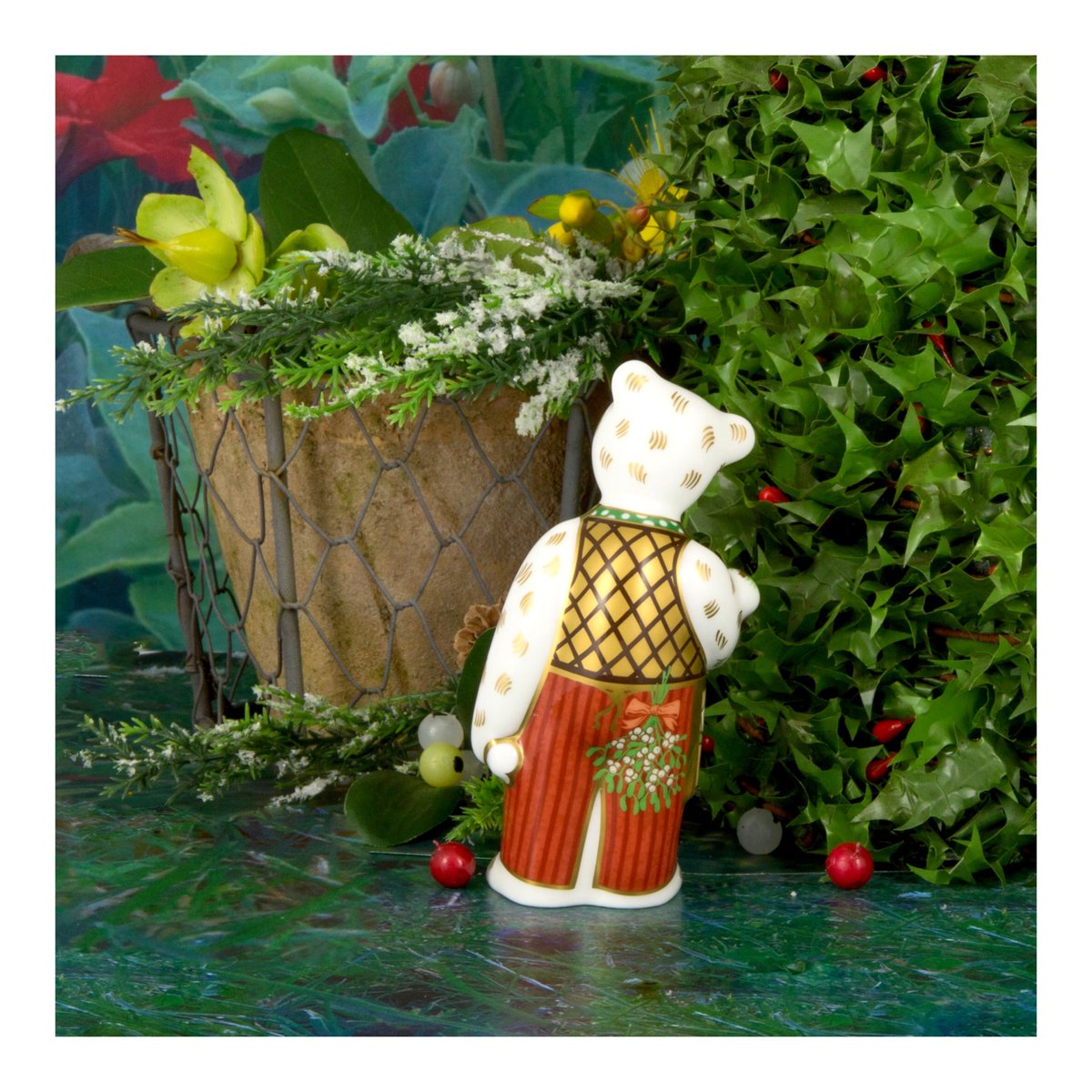 Bring a touch of elegance this Christmas with fine bone china tableware and giftware hand-crafted by Royal Crown Derby artisans.

The Christmas Gardener Bear is available to purchase on our outlet and will be shipped within 1-2 business days - bit.ly/2IHxMtX
