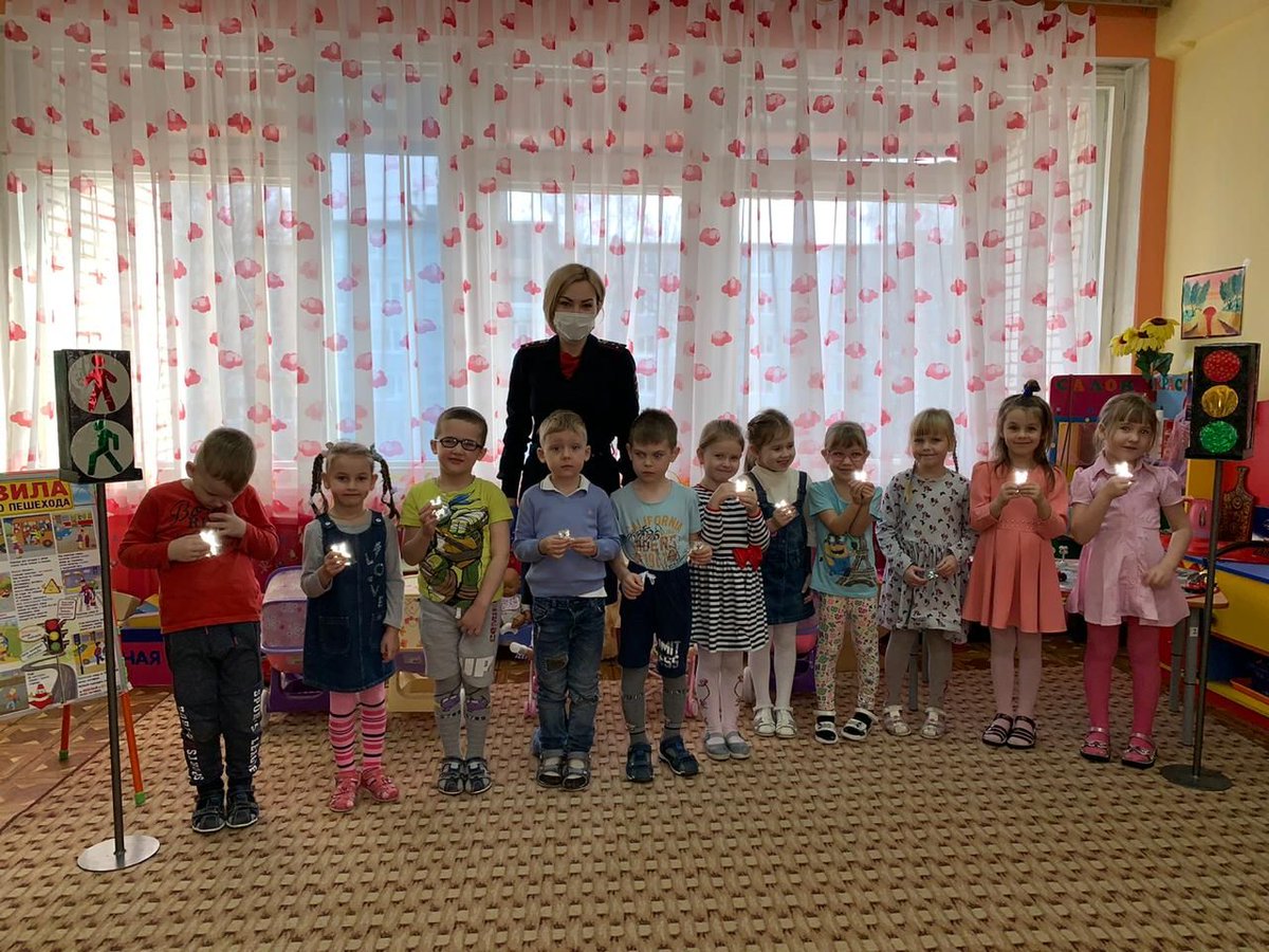 mdou_21's tweet photo. Сегодня 18 ноября,прошло тематическое НОД по ознакомлению детей с ПДД в разновозрастной группе компен��ирующей направленности, на данное мероприятие был приглашён Инспектор по пропаганде БДД ОГИБДД ОМВД России по г.Новомосковску Старший лейтенант полиции Барабанова Ю.А.
@kobr_nmsk https://t.co/gmIH5K5mdm