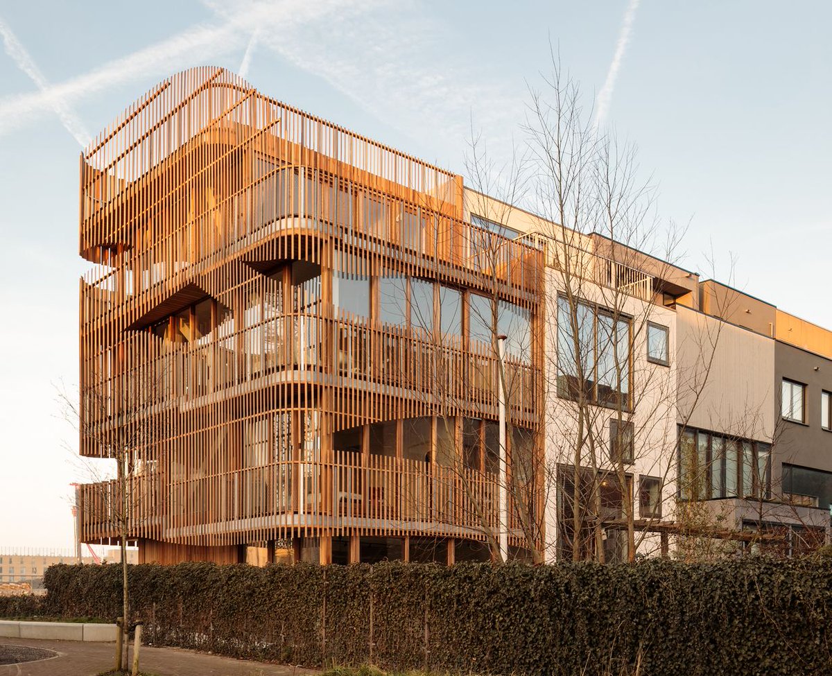 OBRA: Freeboter, un pequeño edificio ubicado en el centro de la isla de Zeeburgereiland en Ámsterdam, que consta de dos dúplex de 120m2 cada uno. Diseñado y desarrollado por el estudio GG-loop. Continúa leyendo aquí: buff.ly/3lLaSAG