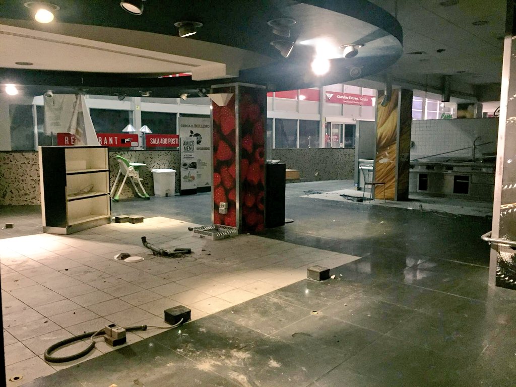 LavoratoriT's tweet photo. Nel frattempo vengono smantellati i nostri locali #siVive #18novembre #presidio dei #lavoratoritermini contro la chiusura dei locali #chefexpress #McDonalds #roma #stazione #termini .200 nuovi disoccupati! #Raggi intervenga! #RaggiSindaca2021
#lavoro #disoccupazione https://t.co/75T9BW9Jpg