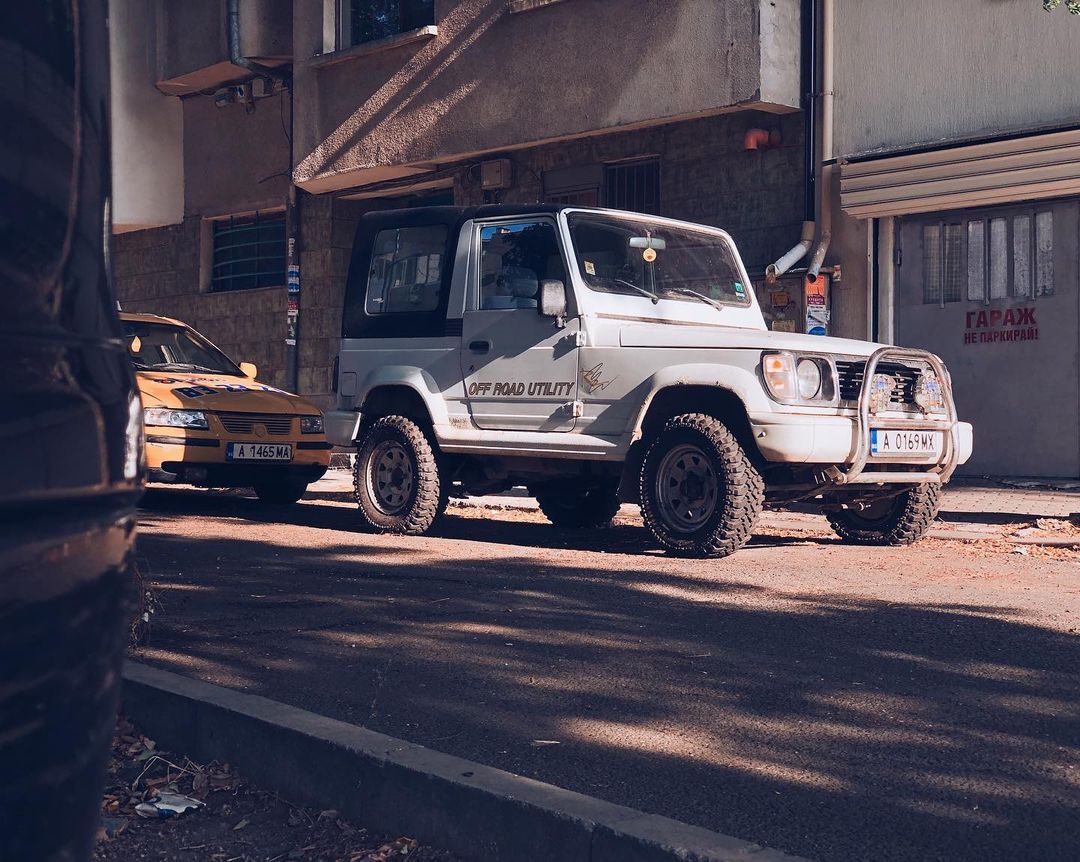 bulgarcar's tweet photo. Най-важния плюс на корейския SUV Asia Rocsta (1985-1997) е неговия размер. Заради него той практически няма конкуренти, които би могли да поспорят с него на офроуда и би стрували толкова евтино
#kia #asia #rocstar2 #bulgarcar #бургас #bulgaria https://t.co/DyxSGcsCmg