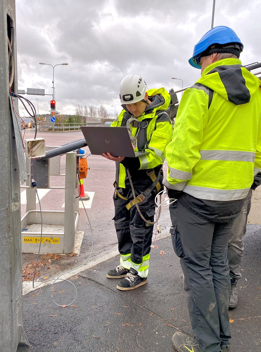 NodeonGroup's tweet photo. Modernien mittalaitteiden avulla liikenteestä voidaan luoda tarkka reaaliaikainen tilannekuva, joka hyödynnettävissä mm. ajoneuvojen, pyöräilijöiden ja jalankulkijoiden tunnistamisessa sekä laskennassa.
Kuvissa #smartmicro monipistetutkan käyttöönotto liikennevaloristeyksessä. https://t.co/hzDx2BMIMQ