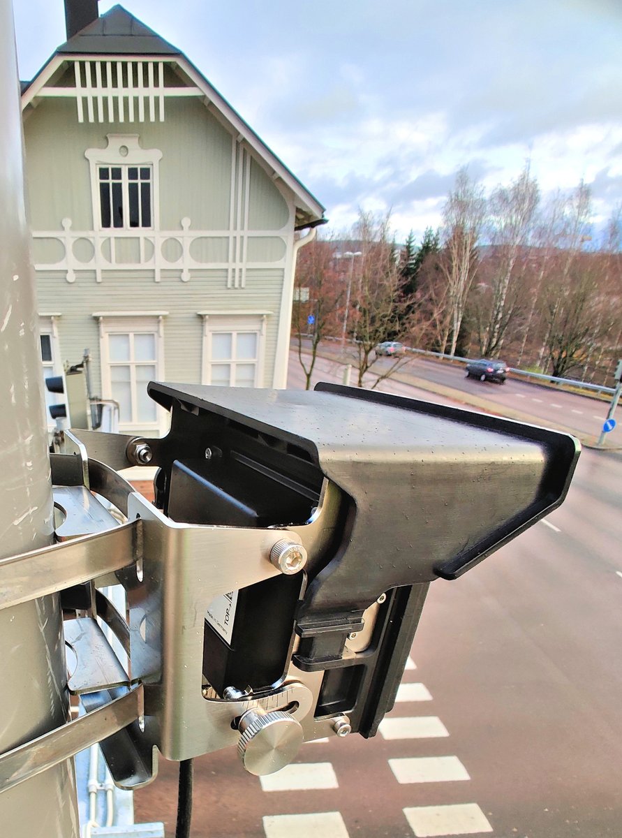 NodeonGroup's tweet photo. Modernien mittalaitteiden avulla liikenteestä voidaan luoda tarkka reaaliaikainen tilannekuva, joka hyödynnettävissä mm. ajoneuvojen, pyöräilijöiden ja jalankulkijoiden tunnistamisessa sekä laskennassa.
Kuvissa #smartmicro monipistetutkan käyttöönotto liikennevaloristeyksessä. https://t.co/hzDx2BMIMQ