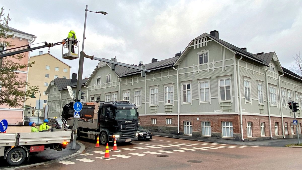 NodeonGroup's tweet photo. Modernien mittalaitteiden avulla liikenteestä voidaan luoda tarkka reaaliaikainen tilannekuva, joka hyödynnettävissä mm. ajoneuvojen, pyöräilijöiden ja jalankulkijoiden tunnistamisessa sekä laskennassa.
Kuvissa #smartmicro monipistetutkan käyttöönotto liikennevaloristeyksessä. https://t.co/hzDx2BMIMQ