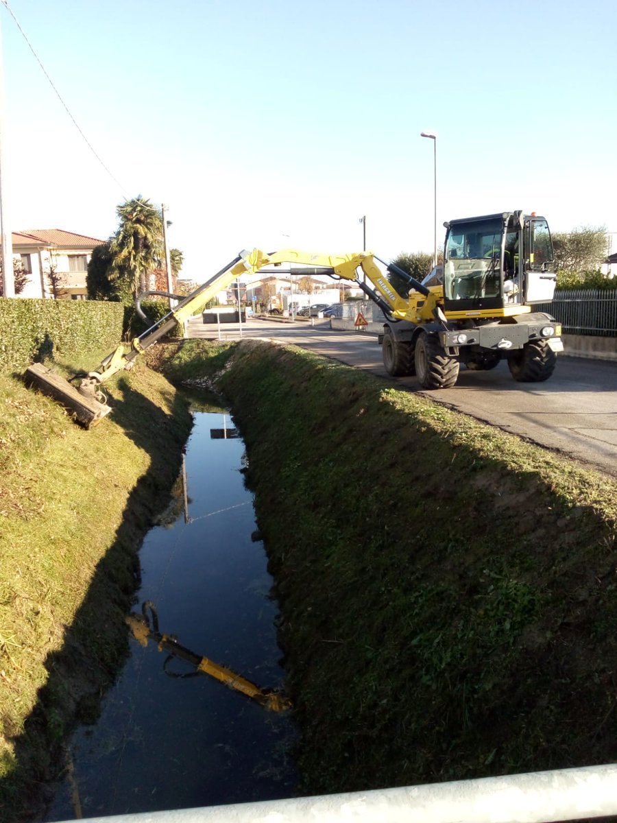 #unafinestrasulconsorzio oggi si apre nel comune di Saccolongo dove si stanno effettuando le operazioni di sfalcio erboso nello scolo Bolzan. 
#manutenzione #bonifica #territorio #pulizia