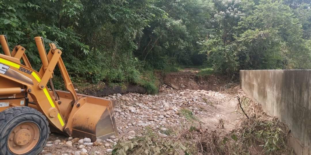 johanamoreno82's tweet photo. Atendimos solicitudes de las comunidades afectadas por la emergencia invernal, adelanta intervenciones en vías terciarias mediante la implementación de rellenos provisionales. Algunos corredores viales que ya han sido intervenidos son la escuela La Pedregosa y Vereda Unión https://t.co/HTKJ5YnmEl