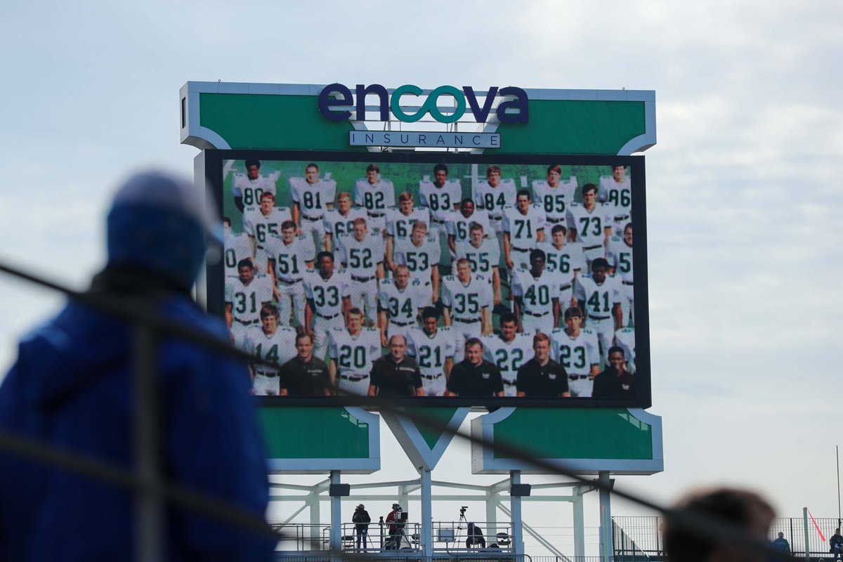 n_wallach's tweet photo. 📸📸📸TOP 4📸📸📸
My personal top shots from @mt_fb at #Marshall. Emotional day for the Herd as they honor the 75 lives lost 50 years ago. Didn’t get the W on the field, but proud of a few of these shots. #canon #1Dxii https://t.co/MBw0A94kKn