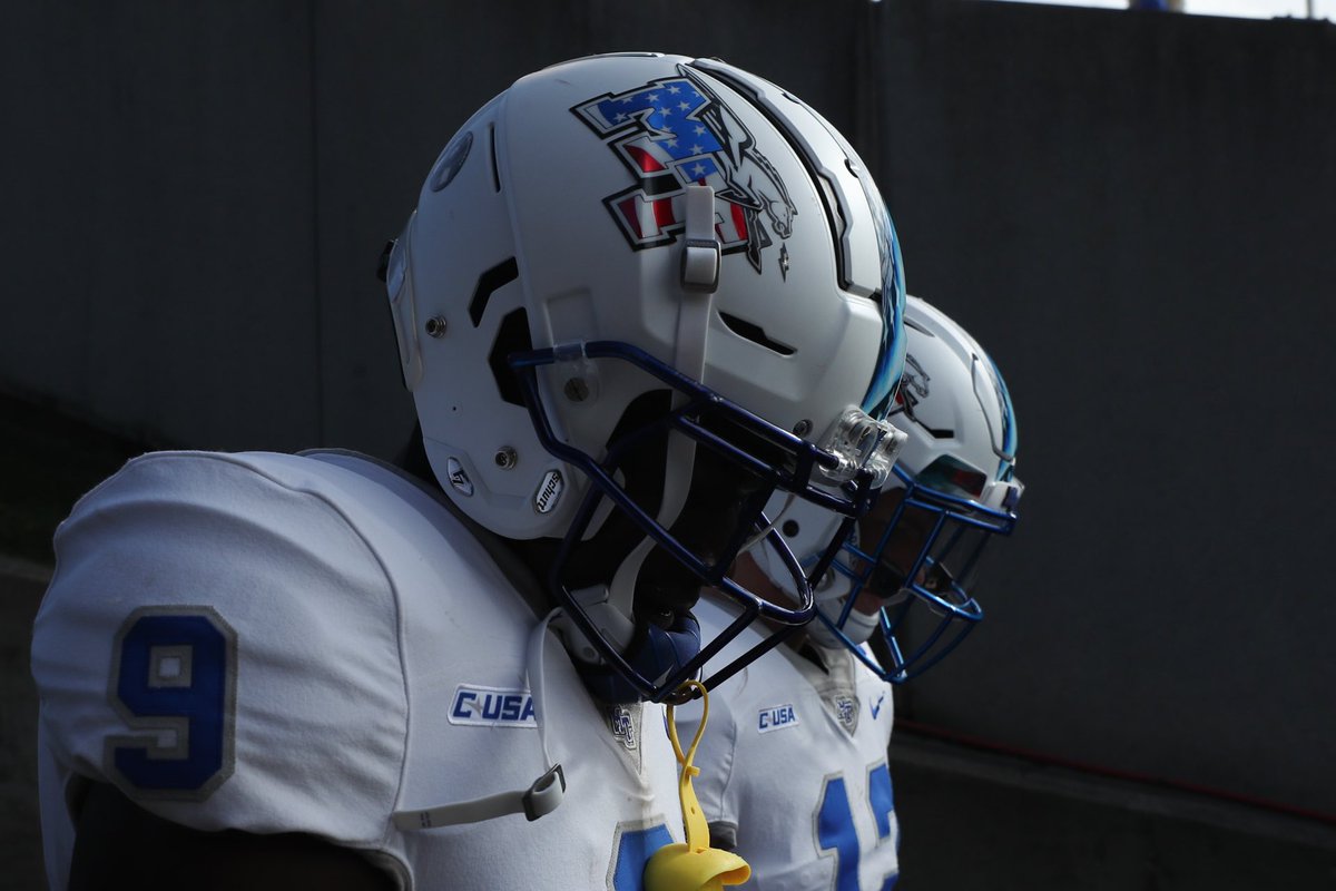 n_wallach's tweet photo. 📸📸📸TOP 4📸📸📸
My personal top shots from @mt_fb at #Marshall. Emotional day for the Herd as they honor the 75 lives lost 50 years ago. Didn’t get the W on the field, but proud of a few of these shots. #canon #1Dxii https://t.co/MBw0A94kKn