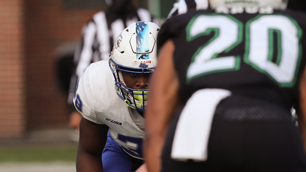 n_wallach's tweet photo. 📸📸📸TOP 4📸📸📸
My personal top shots from @mt_fb at #Marshall. Emotional day for the Herd as they honor the 75 lives lost 50 years ago. Didn’t get the W on the field, but proud of a few of these shots. #canon #1Dxii https://t.co/MBw0A94kKn