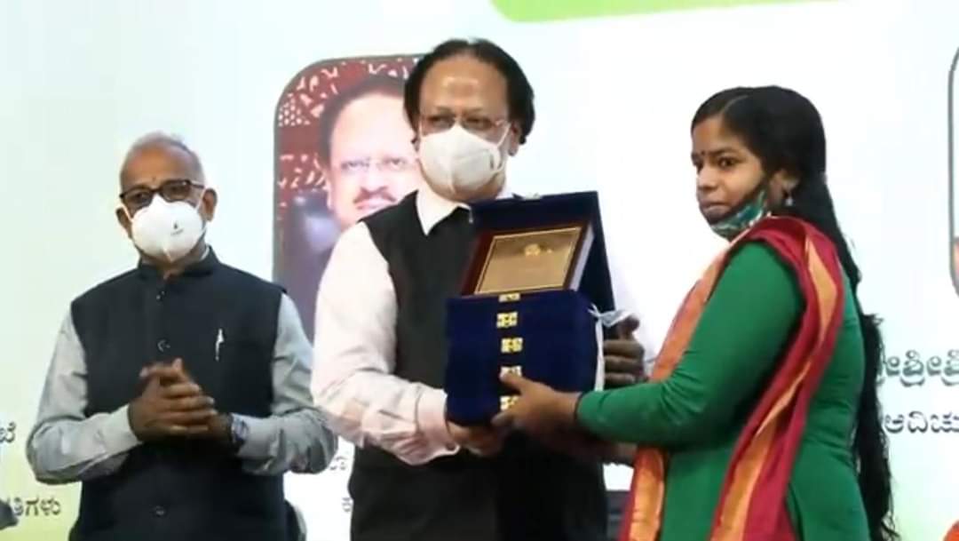 VaidyaSangha's tweet photo. A proud moment for the staff and students of @SSCASRHOfficial.Our #Alumni Dr Chindu Sree receiving 5 GOLD MEDALS for her extraordinary performance in academics from Dr. Sacchidananda honorable Vice-Chancellor, Rajiv Gandhi University of Health Sciences, Bengaluru.
#RGUHS #sscasr https://t.co/OHpPKzoAG9