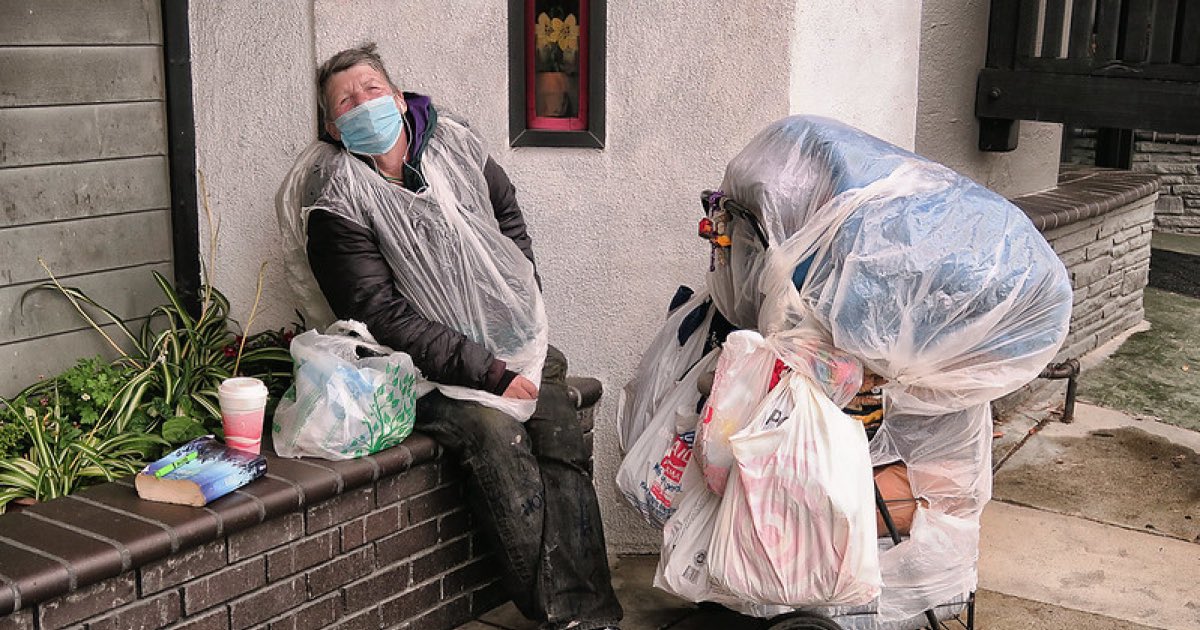 один день из жизни бомжей. добрый бездомный. бездомный жив. реальная жизнь бездомных. как живут бездомные в москве.
