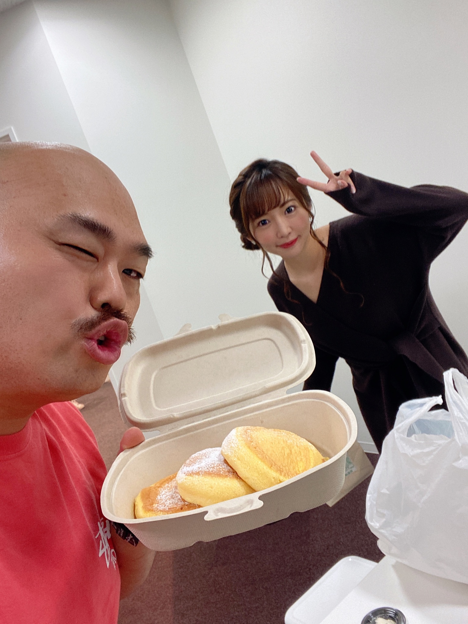 安田大サーカス クロちゃん かんなちゃんからパンケーキもらったしん 愛のパンケーキだしんねー あーん クロちゃん ダイエット中なのに太っちゃうしんよー 藤田かんな クロちゃん パンケーキ ダイエット T Co Jqwnvrkjzn Twitter