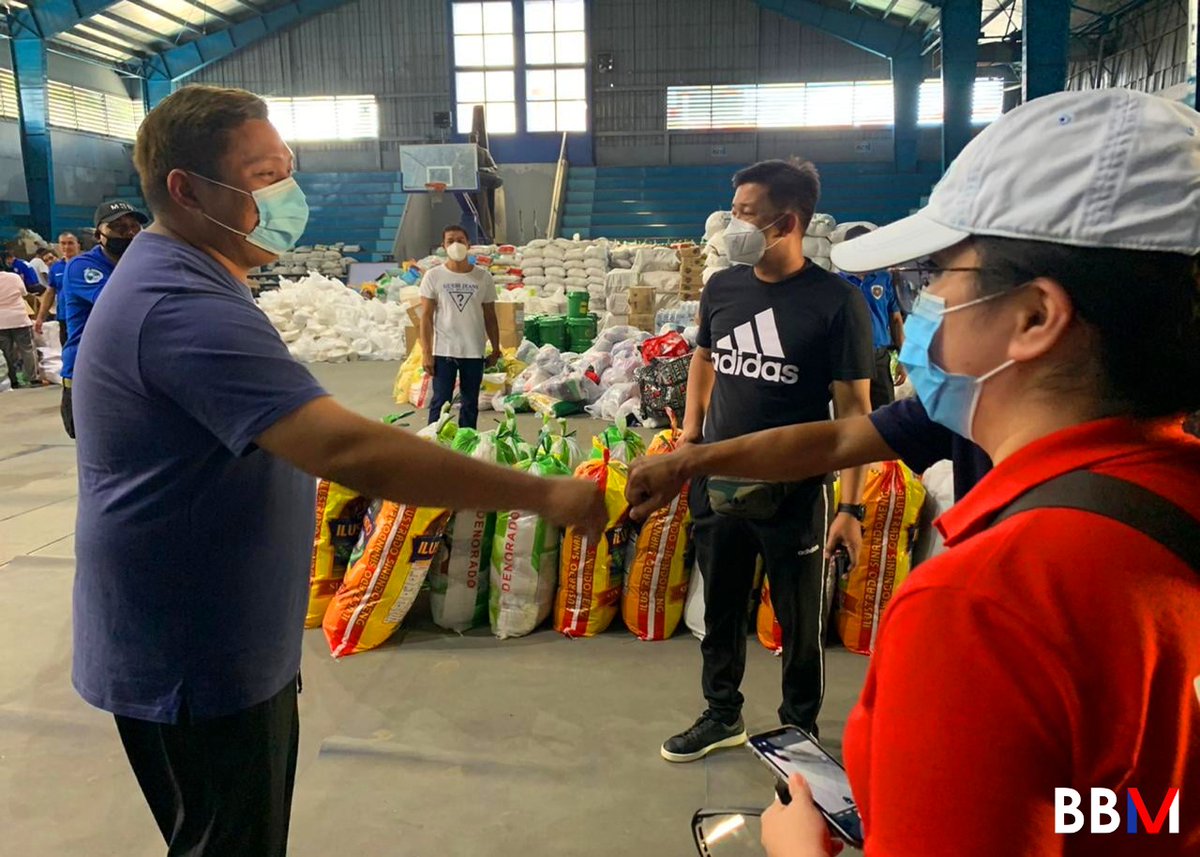 bongbongmarcos's tweet photo. Tayo ay lubos na nagpapasalamat sa lahat ng ating mga kaibigan at tagasuporta na nagpaabot ng tulong sa mga nasalantang komunidad ng Rodriguez, Rizal. 

Ipagpatuloy po natin ito hanggang makabangon ang ating mga kababayan. 🇵🇭 https://t.co/761tCyPEw1