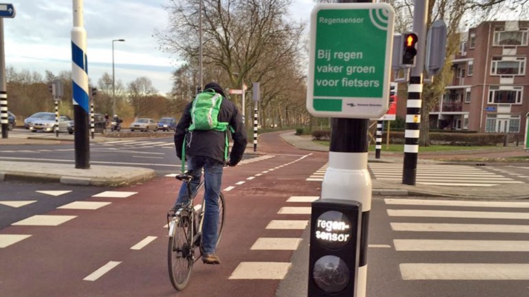 HarmaninToronto's tweet photo. En 2015, Rotterdam instaló los primeros sensores de lluvia en una intersección del centro.

Ahora, cuando empieza a llover, los semáforos dan prioridad a los ciclistas para que no esperen tanto. Los conductores de autos deben esperar un poco más. https://t.co/9xOoKPuxj3