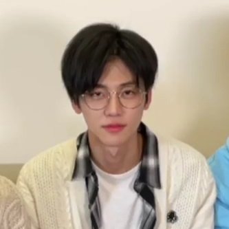 พระเจ้า ช่วยดิชั้นด้วยค่ะ ผมดำแสกกลางใส่แว่น ㅠㅠㅠㅠㅠㅠㅠㅜㅠㅠㅠㅠㅠ