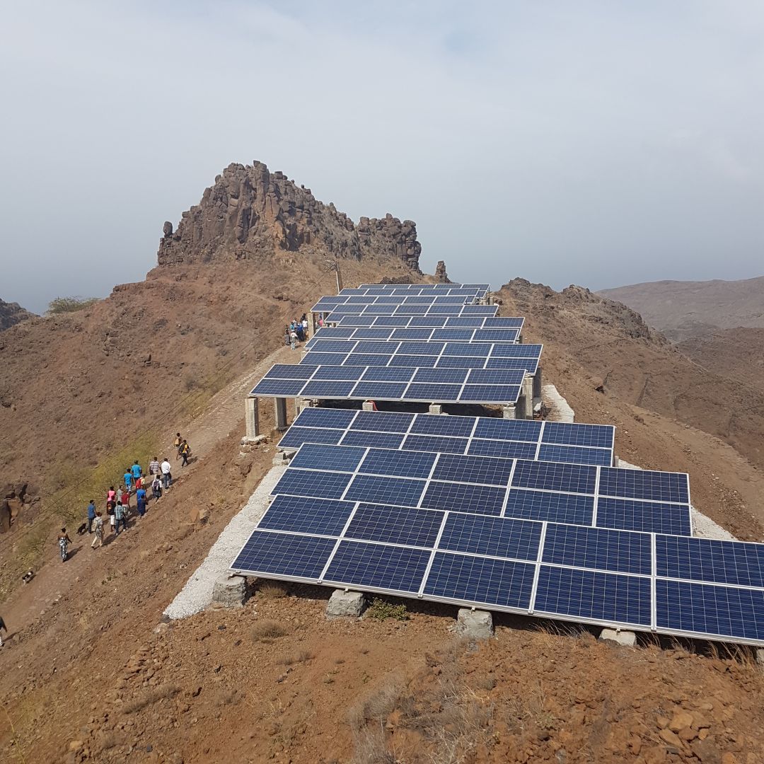 Em #CaboVerde existem 9 localidades com energia eléctrica 100% renovável, abrangendo a uma população de mais de 1.000 habitantes