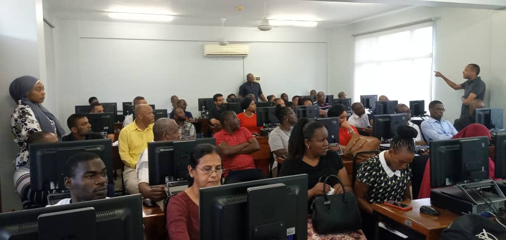 TRATanzania's tweet photo. #DaresSalaam Semina kwa watumiaji wa Mfumo wa Pamoja wa Kieletroniki wa Uondoshaji Shehena #TeSWS yaendelea kutolewa kwa makundi mbalimbali Chuo cha Kodi #ITA jijini Dar es Salaam. https://t.co/VQdZSoRHi7