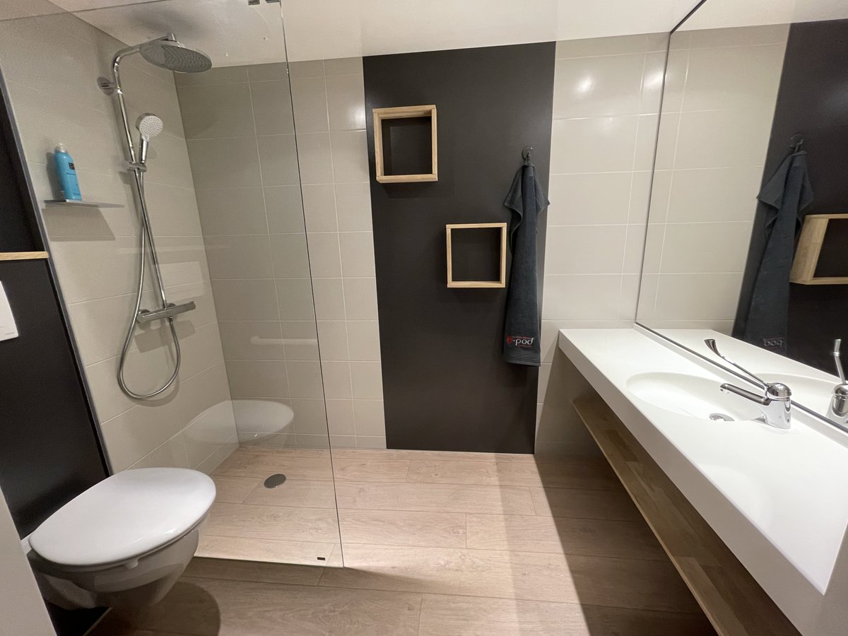 S_podnl's tweet photo. Gestart met plaatsen 39 #gebruikslare - prefab - badkamers te Almere #Herbestemming. Alles in delen door de voordeur naar binnen en over 25 jaar weer in delen naar buiten! #Circulair 
Alweer het 4e project voor deze privé investeerder in Almere!
#trots #langetermijnrelatie https://t.co/ChYjOy5HFO