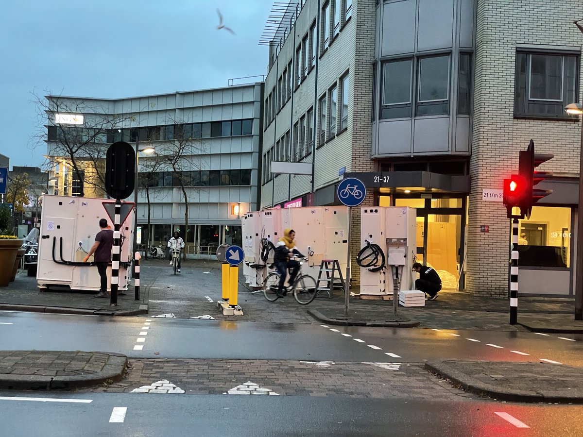 S_podnl's tweet photo. Gestart met plaatsen 39 #gebruikslare - prefab - badkamers te Almere #Herbestemming. Alles in delen door de voordeur naar binnen en over 25 jaar weer in delen naar buiten! #Circulair 
Alweer het 4e project voor deze privé investeerder in Almere!
#trots #langetermijnrelatie https://t.co/ChYjOy5HFO