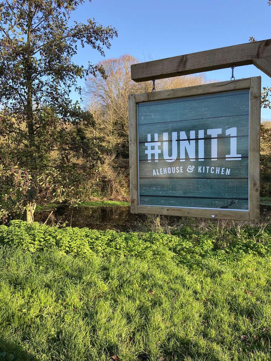 DollyHPN's tweet image. This morning I set off on a 5 milk walk &amp;amp; stumbled across the back of the local zoo 🦒 

Thanks @Unit1H for my well deserved coffee break ☕️ 

I love where I live #kent #hythe #giraffe #NatureNearby