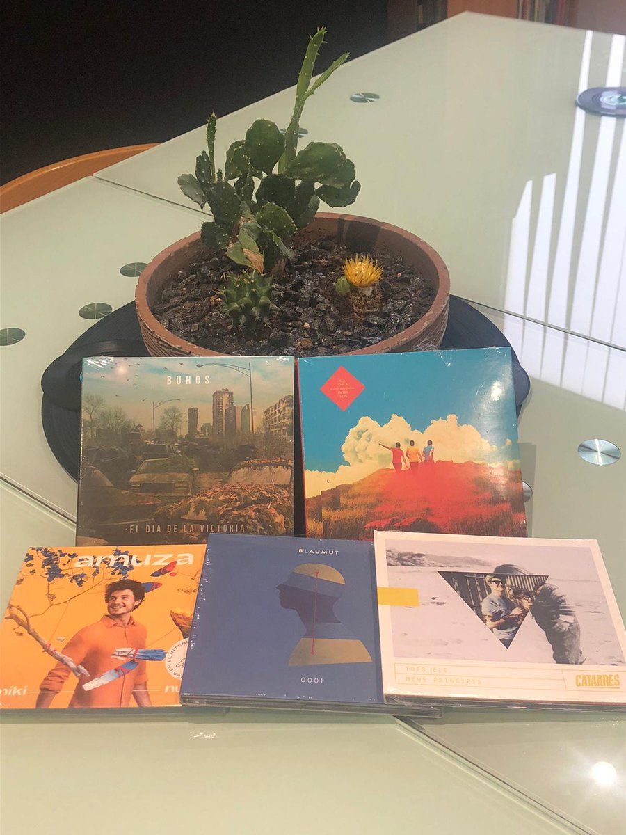 Si ens seguiu de ben segur que us agrada la música en català. Gentilesa <a href="/musicaglobal/">Música Global</a> sortegem aquest lot de CDs <a href="/buhosoficial/">Buhos</a> <a href="/elscatarres/">ELS CATARRES 🪂 PARACAIGUDISTES</a> <a href="/blaumut/">Blaumut</a> <a href="/mikinunez/">Miki Núñez</a> i <a href="/amicsdelesarts/">Els Amics de les Arts</a> Per participar només heu de fer RT i Follow. Farem el sorteig el dia de <a href="/la_marato/">La Marató de 3Cat</a> Sort! 107.5 FM.