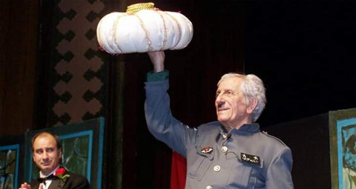 "Seyircinizi asla kırmayın! Seyirciniz gücenecekse eğer o laftan vazgeçin." demişti Nejat Uygur. Onun gibi güzel bir sanatçıyı seyircisi de kırmamıştı elbette. 

Büyük ustanın aramızdan ayrılışının 7. Yılında sevgi, saygı ve rahmetle anıyoruz.

#NejatUygur