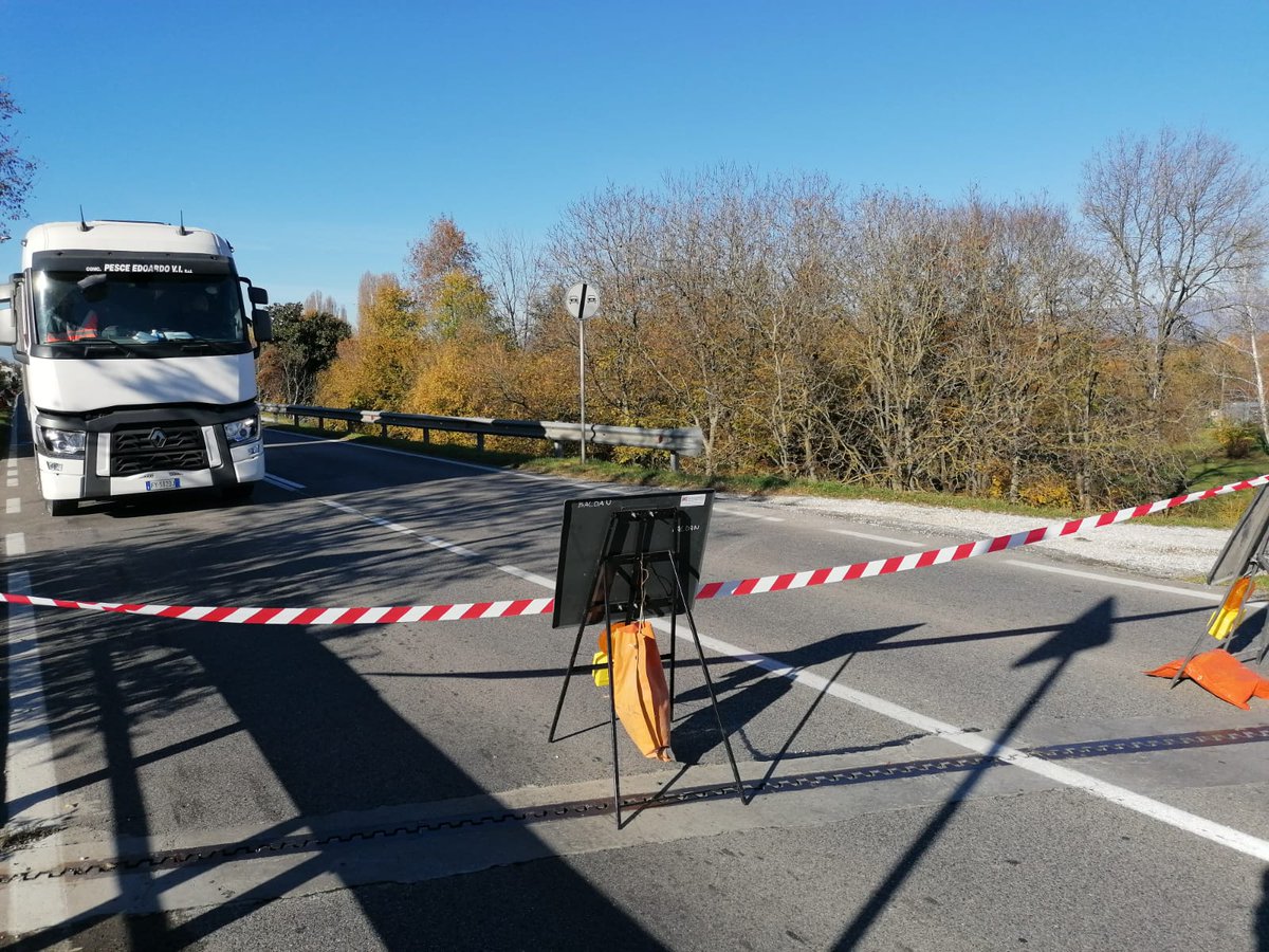 TgrRaiVeneto's tweet photo. Il ponte della Postumia sul Livenza, tra Motta e Meduna, chiuso da Veneto Strade per interventi urgenti di manutenzione dopo l'improvvisa rottura di un giunto. I mezzi pesanti costretti a percorrere 39 km. #ioseguoTgr @TgrRai #TgrVeneto Seguici 💻https://t.co/BSN8DJWc1m https://t.co/8vBib1gQ5u