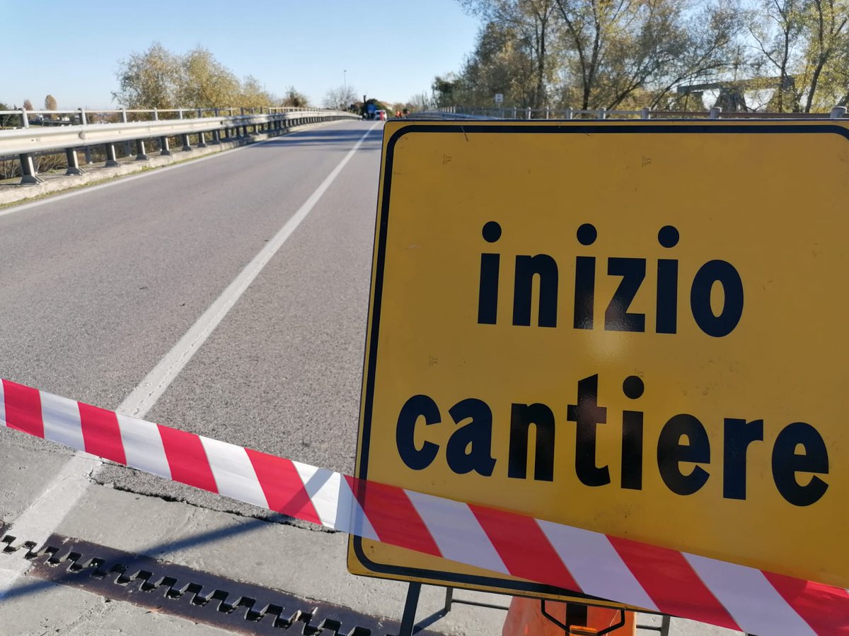 TgrRaiVeneto's tweet photo. Il ponte della Postumia sul Livenza, tra Motta e Meduna, chiuso da Veneto Strade per interventi urgenti di manutenzione dopo l'improvvisa rottura di un giunto. I mezzi pesanti costretti a percorrere 39 km. #ioseguoTgr @TgrRai #TgrVeneto Seguici 💻https://t.co/BSN8DJWc1m https://t.co/8vBib1gQ5u