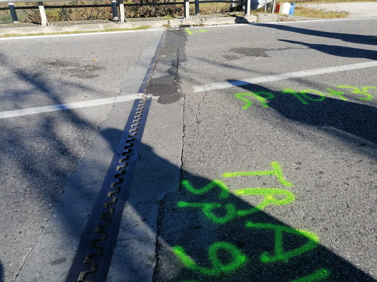 TgrRaiVeneto's tweet photo. Il ponte della Postumia sul Livenza, tra Motta e Meduna, chiuso da Veneto Strade per interventi urgenti di manutenzione dopo l'improvvisa rottura di un giunto. I mezzi pesanti costretti a percorrere 39 km. #ioseguoTgr @TgrRai #TgrVeneto Seguici 💻https://t.co/BSN8DJWc1m https://t.co/8vBib1gQ5u