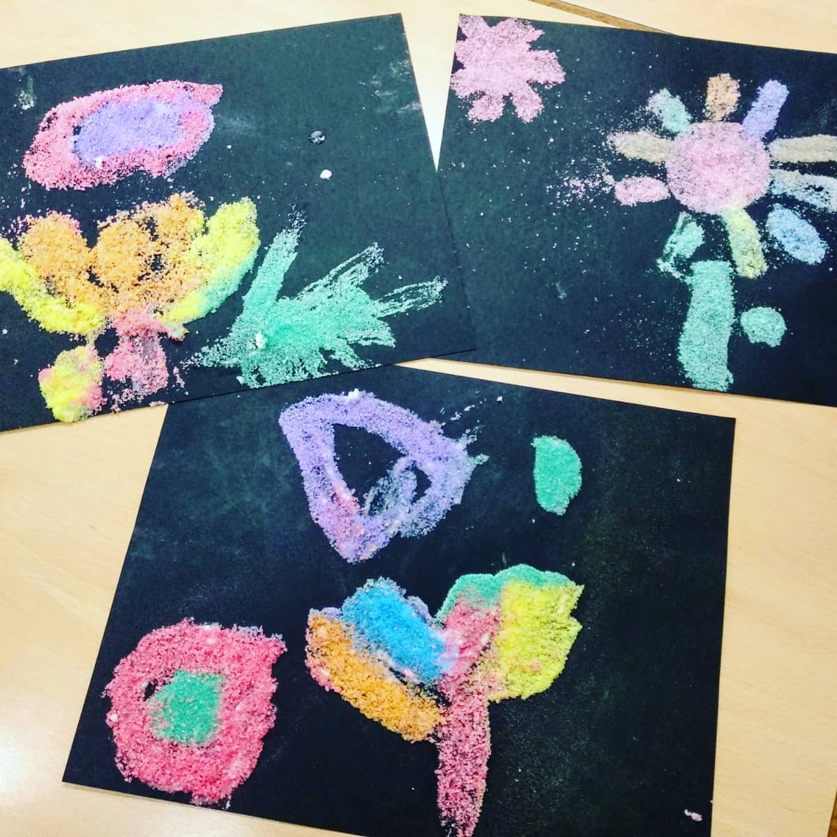 epiasabadell's tweet photo. A P5 FEM MÀGIA AMB SAL!
Els nens i nenes de P5 fem màgia amb sal!
Pintant-la amb guixos l'hem convertit amb diferents colors! després hem fet un dibuix ben creatiu i ens hem passat molt bé fent aquesta experimentació!
Mireu quines artistes estem fetes!
#p5piasabadell https://t.co/EscQYCRsof