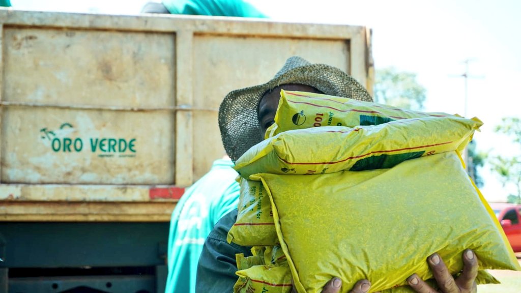 RGVGobernador's tweet photo. #Tavapy llegamos a este municipio del Alto Paraná con 8.500 kilos de alimentos. Muy agradecido a todo el personal que todos los días trabajan sin descanso para llevar alimentos a los lugares más olvidados del departamento. https://t.co/XqFUHHJlwa