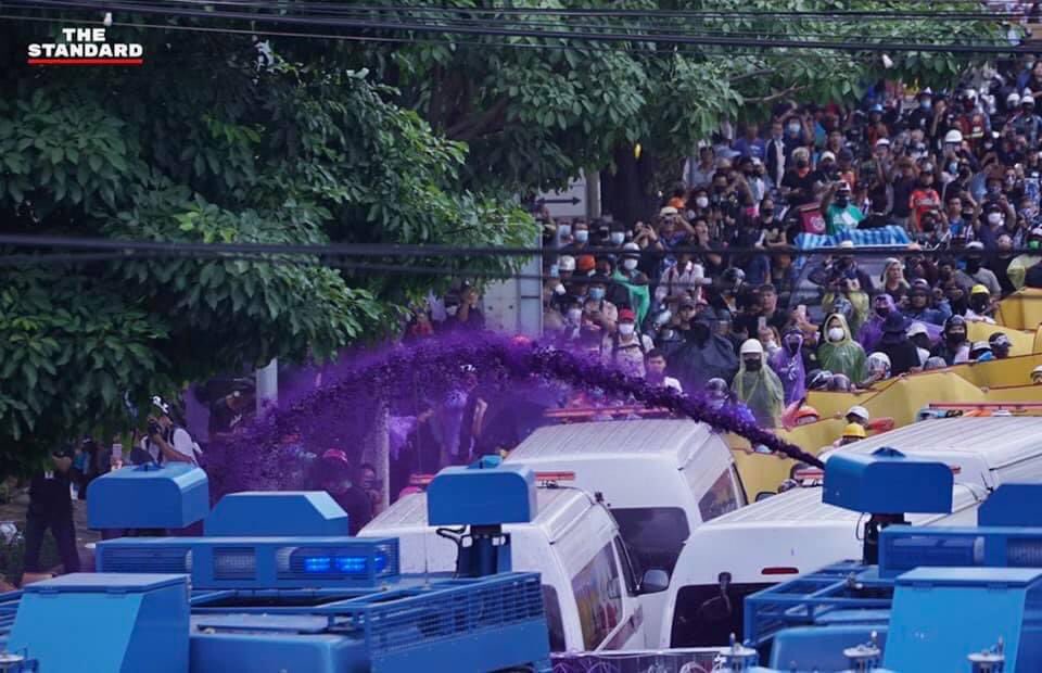 llletu122's tweet photo. คราวนี้เมิงใช้สีม่วงนะ😡 ฝนสารที่ทำให้เกิดฝนกรด 
จากภาพความเข้มข้นคือคาดการณ์ไว้ว่าน่าจะเป็น ด่างทับทิมเข้มข้น มีคนในที่ชุมนุมที่โดนบอกว่า รู้สึกเเสบผิว ระคายเคืองตา หายใจลำบาก 

Cr. ข่าวสด
#ม็อบ17พฤศจิกายน #เผด็จการจงพินาศประชาธิปไตยจงเจริญ #รัฐสภา https://t.co/4TmkpxJW2z