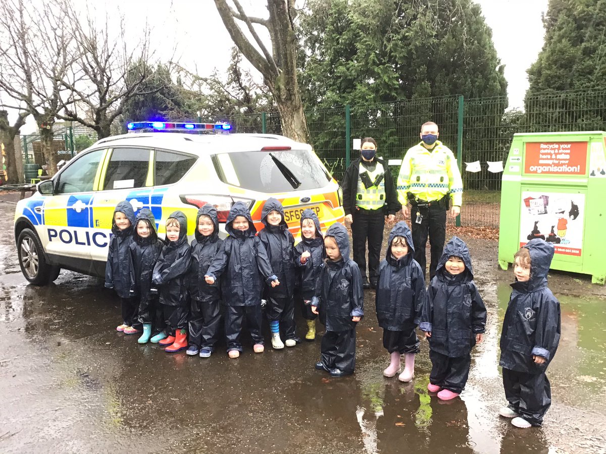 AuchinlochPrim1's tweet photo. Today we had a visit from our local community police officers who shared with us what they do everyday to keep us all safe #peoplewhohelpus
#included
#beingpart of our local community https://t.co/tiIF86XIxZ