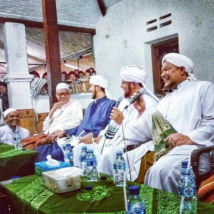SerambiLirboyo's tweet photo. Pemandangan yang menyejukkan itu ketika para ulama sedang canda dan begitu akur dan saling menghormati satu sama lain, mengingatkan kita kepada Akhlaq Baginda Besar Nabi Muhammad SAW https://t.co/4ROwE2IDuU