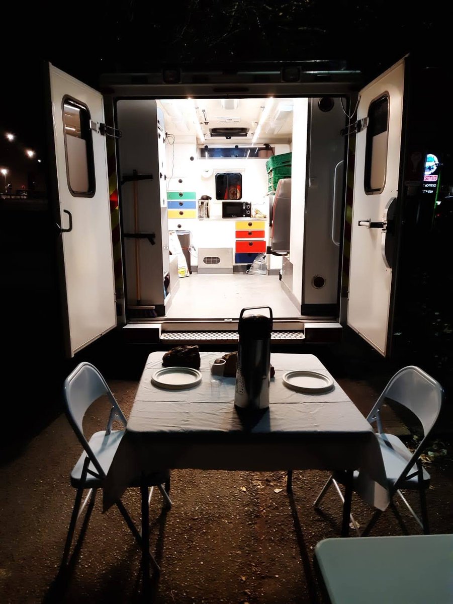 CroixRouge's tweet photo. Pour faire face à l’isolement des personnes à la rue accentuée par le confinement, les bénévoles de la @CroixRouge94 innovent en proposant un foodtruck social. Parés pour un bon moment d'échange avec les personnes qui viennent à leur rencontre autour d’un café ou d’un sandwich ! https://t.co/dVhYOtWEqr