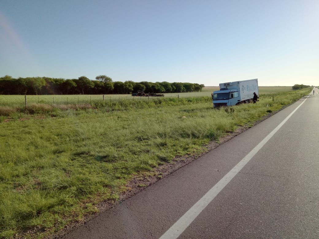 Natunchis's tweet photo. Accidente en la RN188. Dos camiones colisionaron a pocos km de Rancul, mientras transitaban en sentido este-oeste https://t.co/Gq1oO9Cp83
