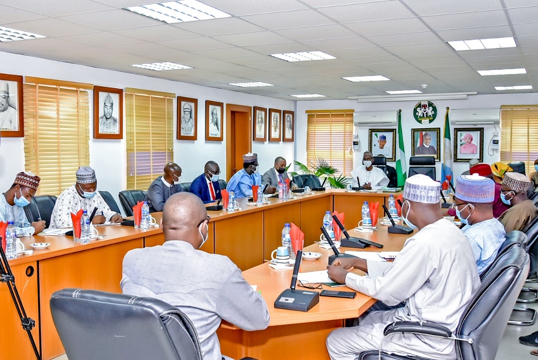 AbdulAbmJ's tweet photo. The collaboration with FCT is key to sanitising our estates in Abuja. Generally, we inherited and are aware of the challenges in our estates from Gwarinpa to FESTAC... We are determined to address the challenges and bring sanity within the shortest possible time. #TheNewFHA https://t.co/18iTycldnO