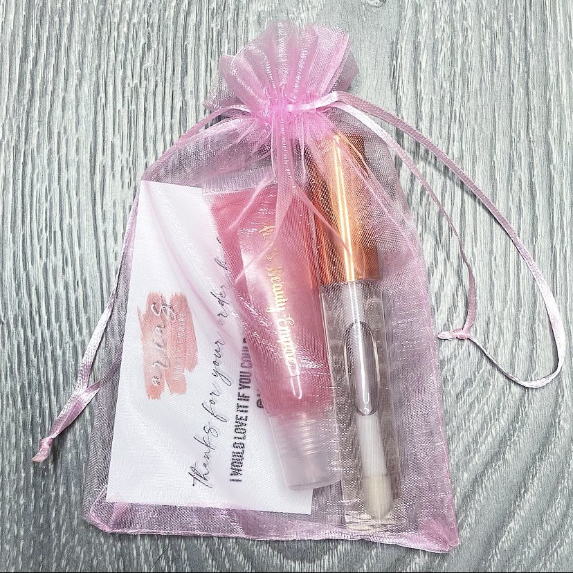 ariasbeauty_'s tweet photo. GIVEAWAY TIME 🤩 Our first 100 followers will be in for a chance to win a lipgloss and lip oil in a scent of your choice 🤤 RT to enter, must be following @arias_empire 🤞🏼 GOOD LUCK 💓 Shop now at https://t.co/zIBdJY2sKv https://t.co/ksyntkqRJf