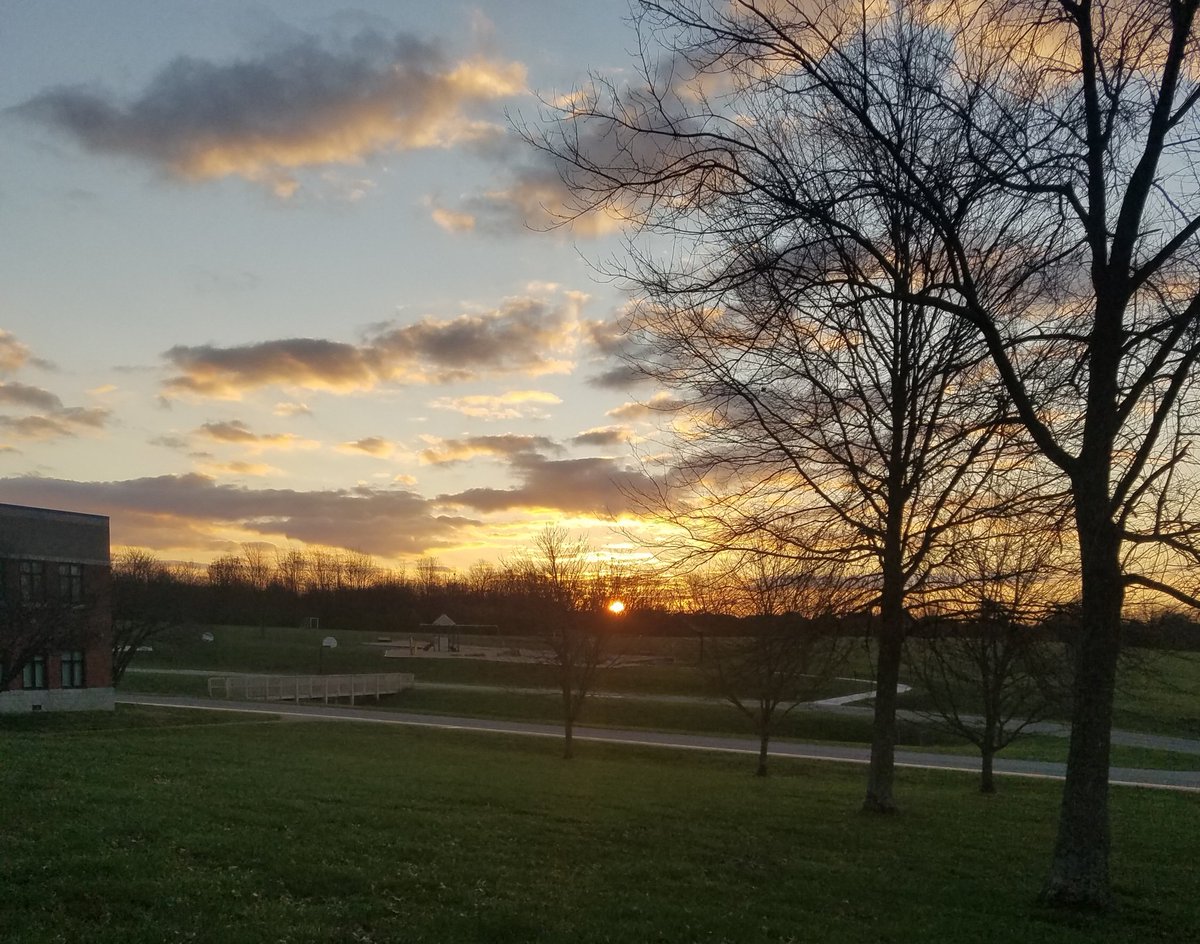 magsboo1's tweet photo. A perk of morning taking-student-temps duty.  @SSEStallions @WoodfordCoPS #WeAreWoodford @Kentuckyweather #kywx #HealthyAtSchool #TeamKentucky https://t.co/wHcH4YbhGB