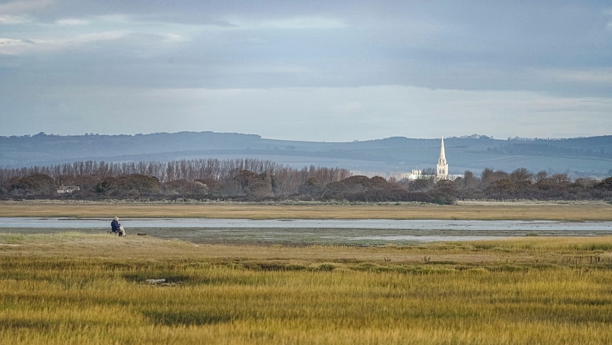 CoastalJJuk's tweet photo. Church Norton, looking towards Chichester Cathedral, this morning, just after it clouded over. @BBCSussex @BBCSouthNews @BBCSouthWeather @itvmeridian @SussexLifeMag @ExpWestSussex @RSPBPagham @RSPBEngland @VisitSelsey @Chiobserver @ThePhotoHour #StormHour https://t.co/AsnjlfvOjy