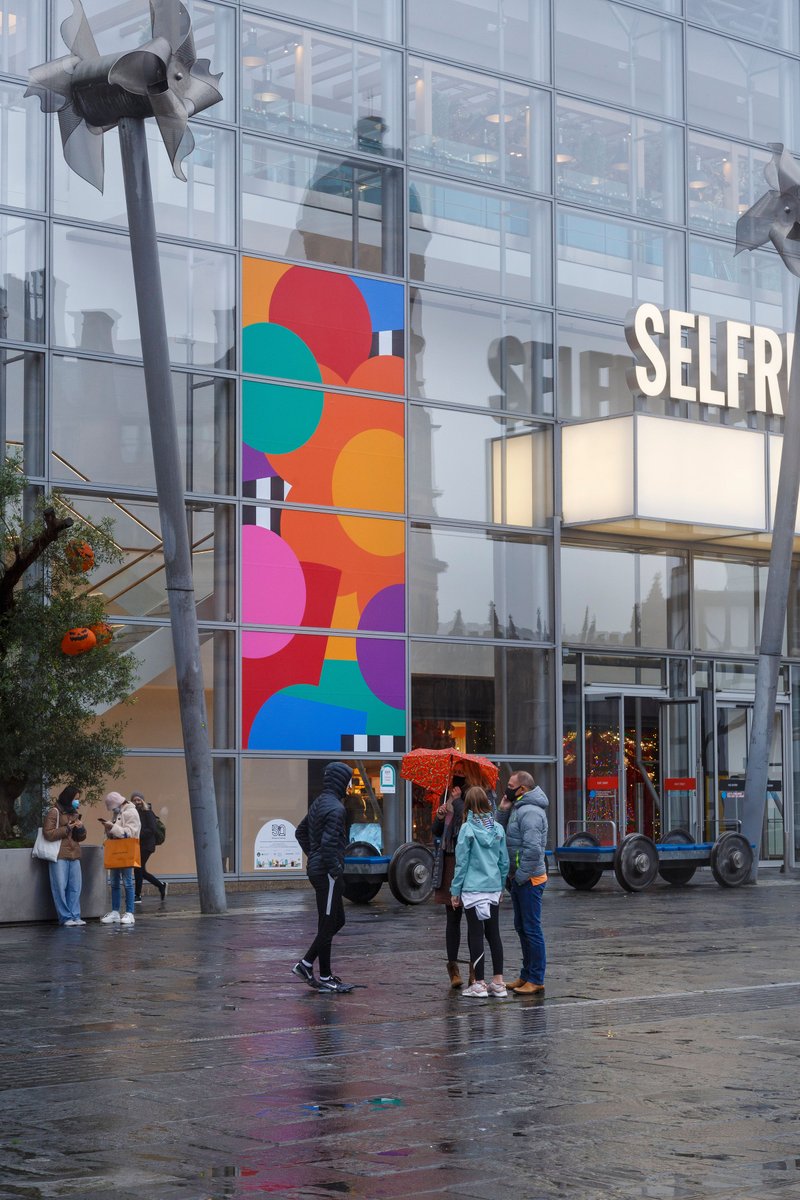 mcrarttrail's tweet photo. Atelier Bebop has his bold work ‘Cosmos’ displayed on one of the most iconic shop fronts in Manchester, @Selfridges. He bought it alive with his trademark style using simple geometry and playful design.
Find out more: https://t.co/wZ2I8ImRYT #50windowsmcr @wildinart #selfridges https://t.co/XuoR8Ww091