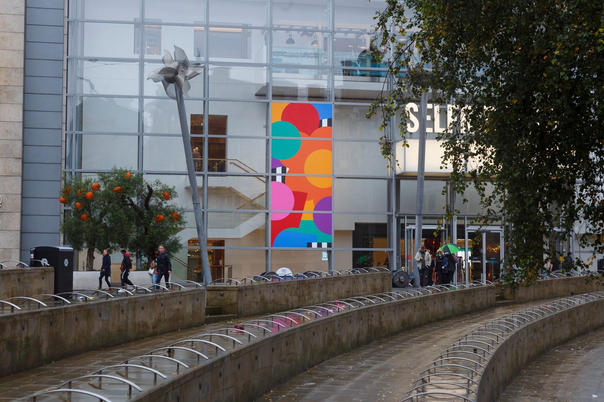 Atelier Bebop has his bold work ‘Cosmos’ displayed on one of the most iconic shop fronts in Manchester, <a href="/Selfridges/">Selfridges</a>. He bought it alive with his trademark style using simple geometry and playful design.
Find out more: atelierbebop.com #50windowsmcr <a href="/wildinart/">Wild in Art</a> #selfridges