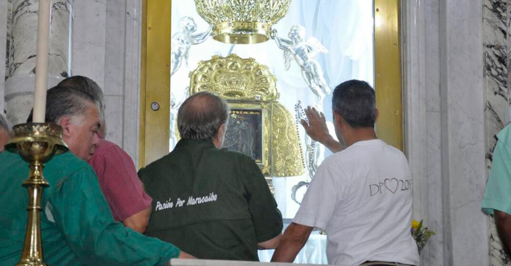 HenriFalconLara's tweet photo. Chinita, Patrona de los zulianos, Madre Santa, bendice a tu pueblo, ayúdanos a superar tantas adversidades unidos en la fe. 

Ilumina nuestro camino e intercede por la vida de nuestro país  #Venezuela ¡amén! #VirgenDeChiquinquirá #18Nov https://t.co/JYRgt6GBI2