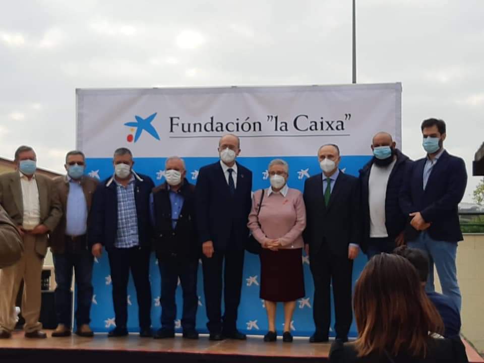 ComedorTeresa's tweet photo. Gracias a Fundación la Caixa @FundlaCaixa y @malaga por el apoyo económico y moral a nuestro comedor. Juntos podremos seguir ayudando más y mejor https://t.co/mq2k1aHrbA