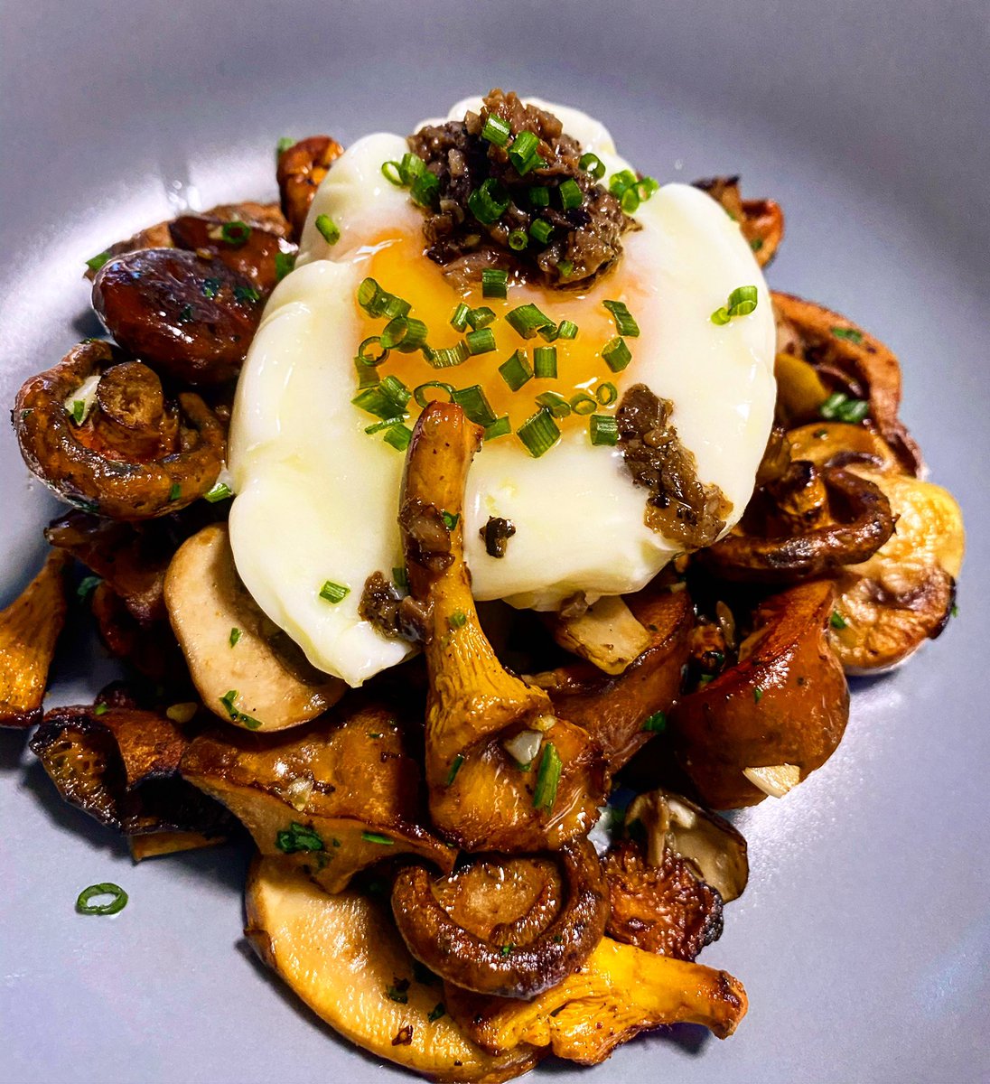 Me encanta el otoño y todos los productos que llegan con el.👆Setas silvestres con huevo de corral y salsa tartufata! 🍄🍄 Conoce la cocina viajera en cada bocado!
✅ Chef Privado 
✅ Chef a Domicilio <a href="/CocinayVino/">Cocina y vino</a>