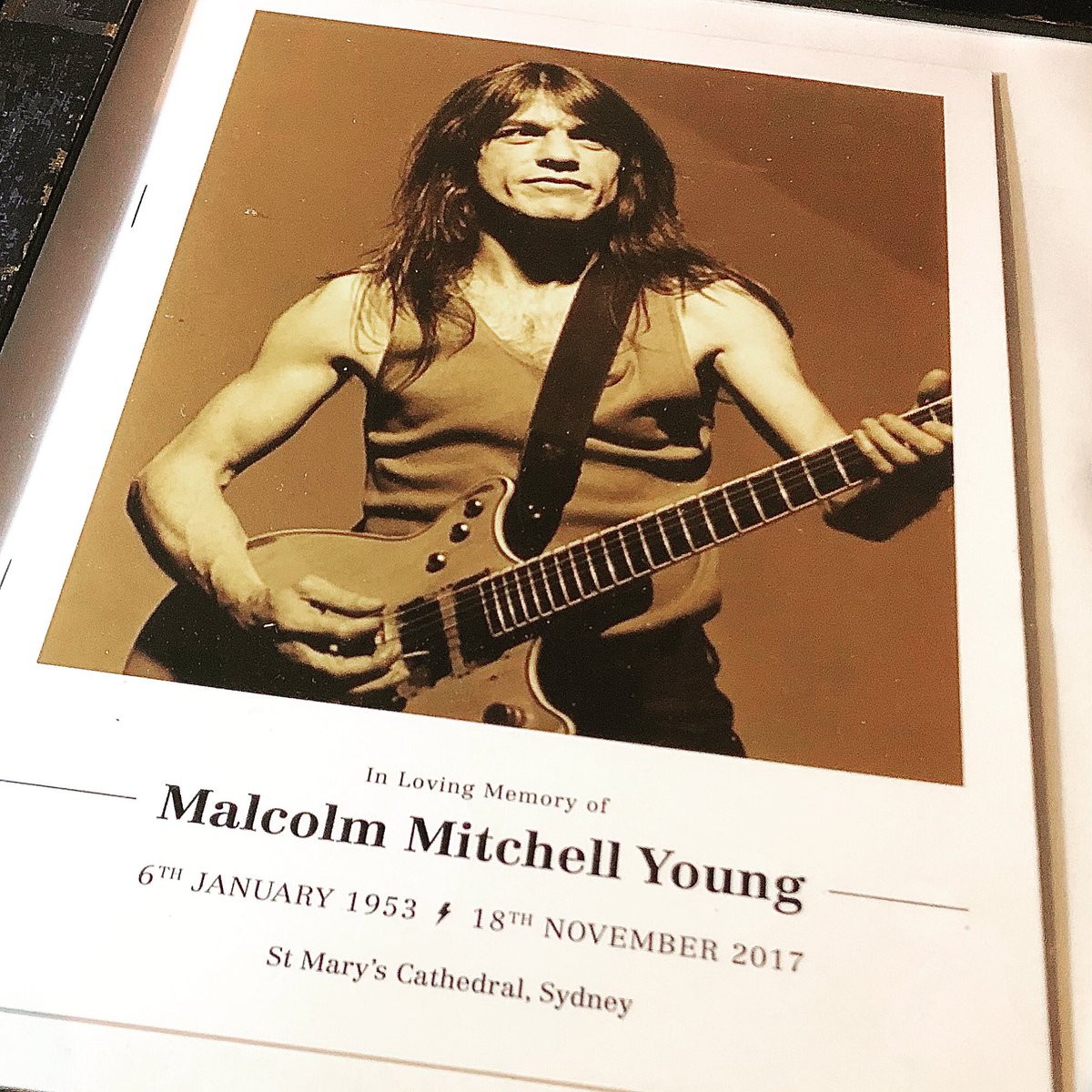 AcdcSe's tweet photo. #malcolmyoung #acdc@acdc #PWRUP https://t.co/QtsKMIFxV9