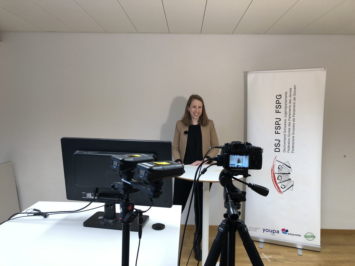 dsj_fspj_fspg's tweet photo. Unser improvisiertes Studio ist bereit, wir starten in die digitale #Jahrestagung2020 zur Abwanderung junger Menschen aus ländlichen Gebieten und deren Folgen. Nun Daumen drücken, dass wir über kein Kabel stolpern!🎥
#stayorgo https://t.co/4BrSlIkigT
