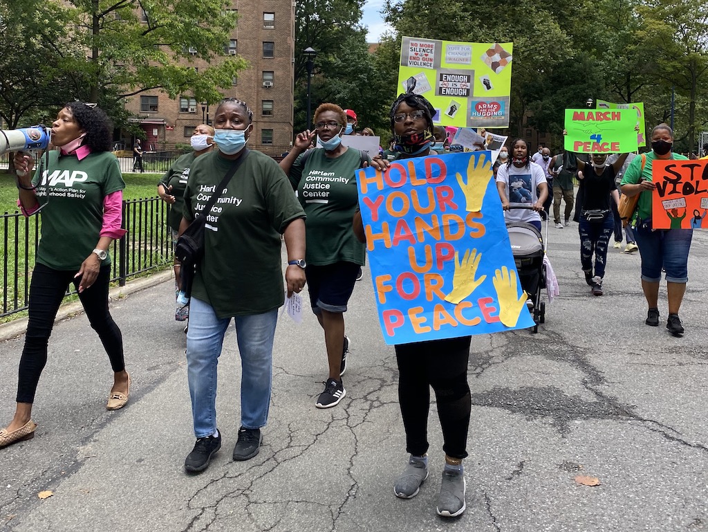 CrimJusticeNYC's tweet photo. How the Wagner Houses community helped take 40+ guns off the streets. #NeighborhoodStat #MayorsActionPlan https://t.co/5cbiA3PYqN https://t.co/PhRfreU7AW