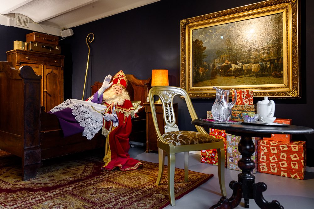 museumhilversum's tweet photo. Wist je dat Sinterklaas in Museum Hilversum een eigen slaapkamer heeft? En nog leuker….dat je die kunt bekijken? De toegang is gratis, maar je moet je bezoek wel vooraf reserveren: https://t.co/F6YOeevPDf https://t.co/eOb89c1j2s